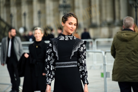 Alicia Vikander Paris Fashion Week Louis Vuitton Women/Winter 2019, Musée du Louvre le 5 Mars.