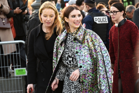 Emma Roberts Paris Fashion Week Louis Vuitton Women/Winter 2019, Musée du Louvre le 5 Mars.