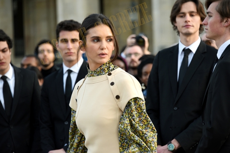Nina Dobrev Paris Fashion Week Louis Vuitton Women/Winter 2019, Musée du Louvre le 5 Mars.