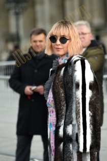 Noomi Rapace Paris Fashion Week Louis Vuitton Women/Winter 2019, Musée du Louvre le 5 Mars.